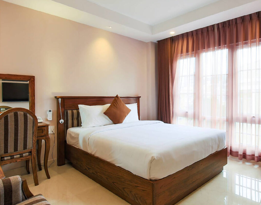 Phòng ngủ thoáng mát tại khách sạn Hoàng Lan Quận 3 thích hợp liệu trình massage ấn huyệt